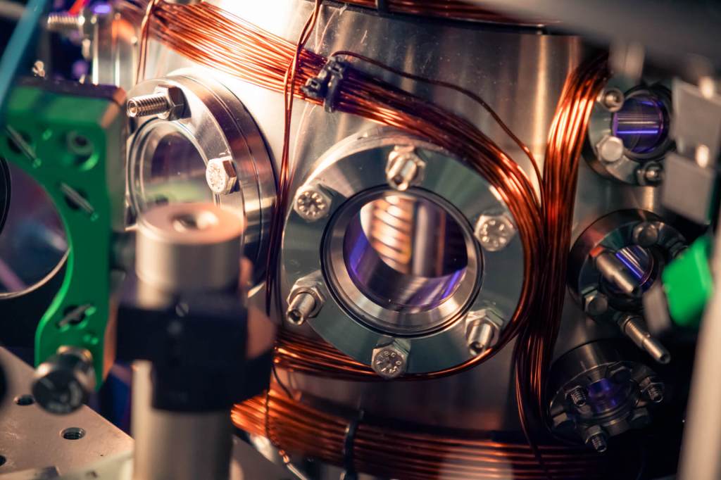 Pasqal’s vacuum chamber, a central element of the optical core where atoms are trapped and manipulated using optical tweezers to form the quantum register.